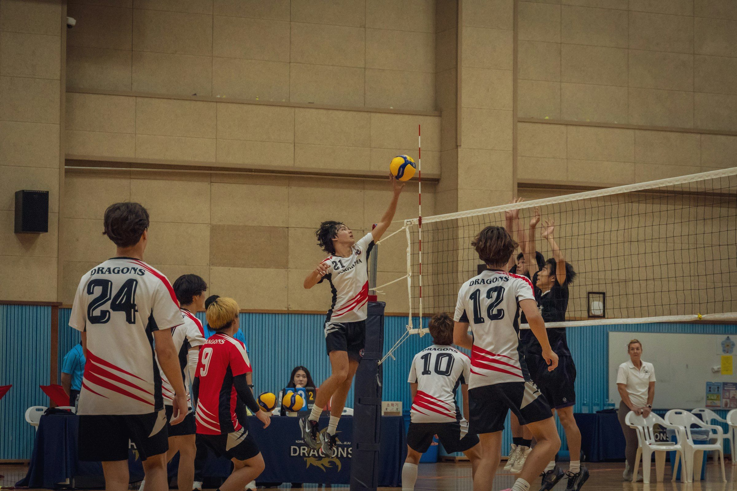 Volleyballteam beim Spiel in der Halle