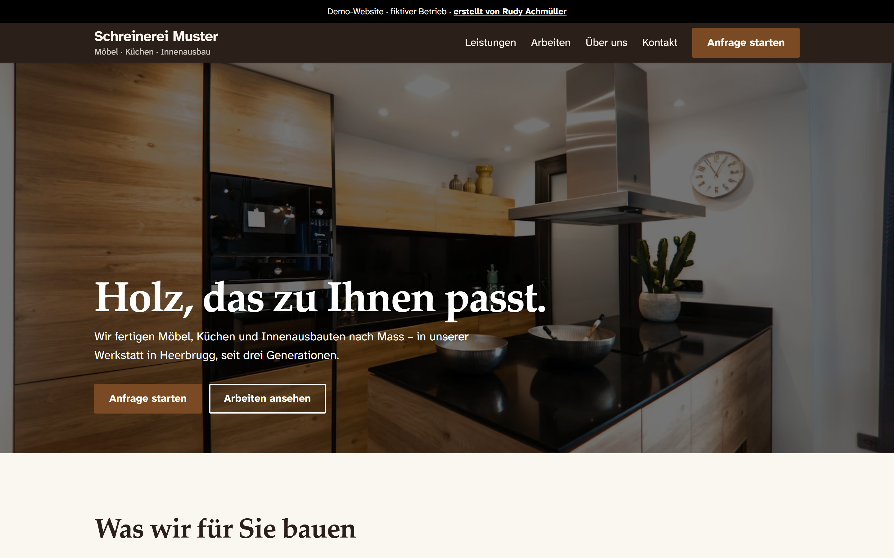 Startseite der Demo Schreinerei Muster auf dem Desktop: Küche aus Holz, Titel „Holz, das zu Ihnen passt.“
